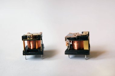 Elektrik şalteri. Endüstriyel elektronik devreler için güç röleleri. Elektromekanik röle.