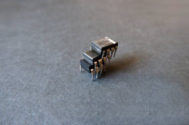 Endüstriyel elektronik parçalar. Sekiz pimli entegre devreler. Yarı iletken endüstri.