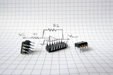Bir op-amp devre çiziminde entegre devreler. Operasyonel yükseltici. Endüstriyel projeler veya mühendislik eğitimi.
