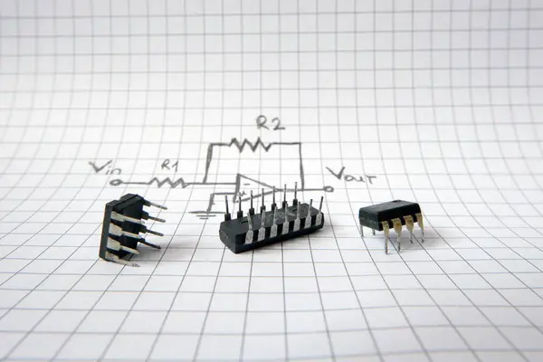 Bir op-amp devre çiziminde entegre devreler. Operasyonel yükseltici. Endüstriyel projeler veya mühendislik eğitimi.