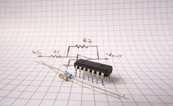 Acircuit çizimindeki elektronik bileşenler. Endüstriyel projeler veya mühendislik eğitimi konsepti. İşletim yükselticisi. 