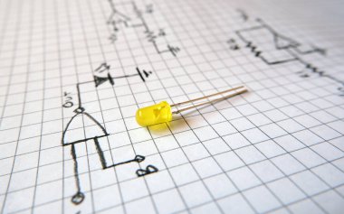 Mantık devresi diyagramında sarı bir kablo. Dijital elektronik veya teknoloji projeleri konsepti. Liderliğe odaklanmış.