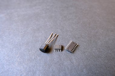 Temel yarı iletken elementler. İzole edilmiş transistör ve entegre devreler veya mikroçipler. Elektronik bileşenler.