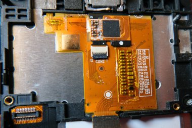 Esnek baskılı devre kartı. İnce yalıtkan polimer film üzerindeki elektronik bileşenler.