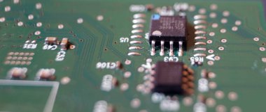Yarı iletken ve mikroçip endüstrisi konsepti için baş görüntü. Tahtadaki lehimlenmiş elektronik bileşenler. 