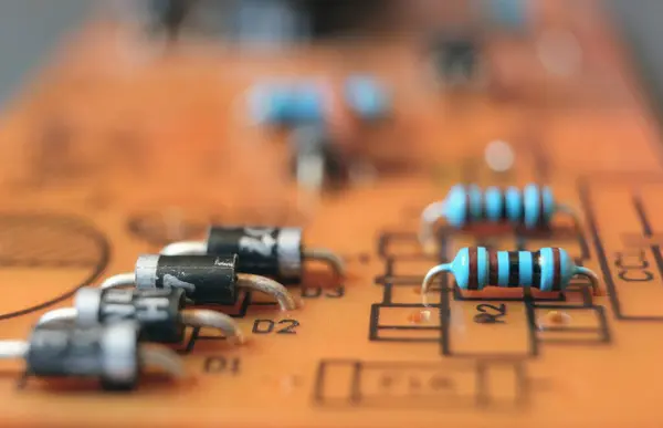 İçinde diyotlar ve rezistanslar olan elektronik devre kartı. Seçili odak.