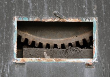 Paslı metal teçhizat, bir kısmı pencereden görülebiliyor..