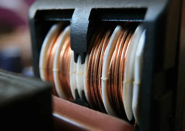 Endüstriyel cihazlarda kullanılan bakır bir sarma. 