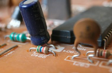 Elektronik devre kartında düşük güç direnci var. 0.125 W - 5.6K direncine odaklanıldı. 