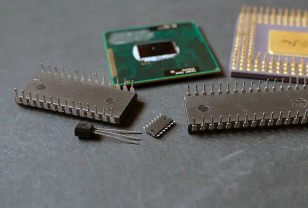 Yarı iletken elektronik bileşenler. Entegre devreler, mikroişlemciler. Seçili odak.