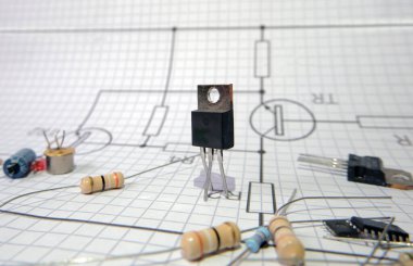 Devre elementleri elektronik devre diyagramına dağılmış. Transistöre odaklanmış. Elektronik projeler kavramı. 