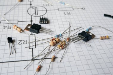 Elektronik devre diyagramındaki elektronik bileşenler. Elektrik veya elektronik projeler konsepti. Direnişçilere odaklanmış.