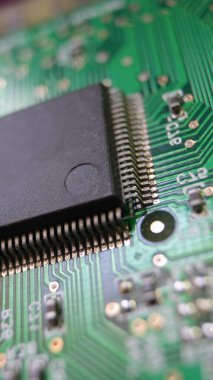 Yüksek teknoloji elektronik panosundaki yarı iletken mikroçip oranı 9: 16. Seçili odak.