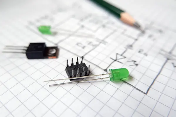 Elektronik devre şemasındaki elektronik bileşenler. Yarı iletken konseptli projeler. Seçili odak.