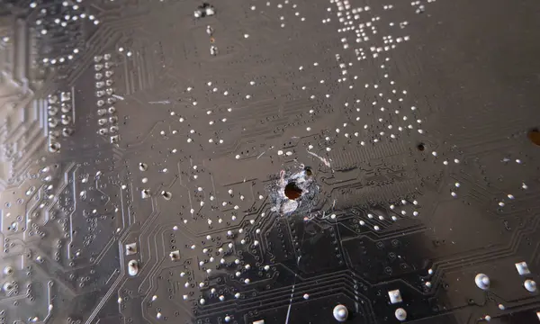 Hasarlı elektronik devre kartı. Yanlış kurulum hassas cihazlara yol açar. Seçili odak.