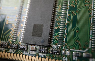 Elektronik modülü yarı iletken mikroçip ile kapat. 