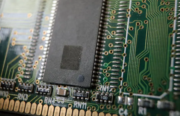 Elektronik modülü yarı iletken mikroçip ile kapat. 