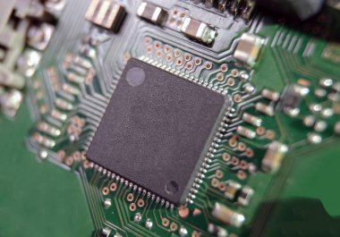 Modern elektronikte yarı iletken materyallerin kullanımı. Mikroçipe odaklanmış.