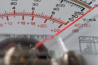 Analog metre tuşunun yakın plan görüntüsü.