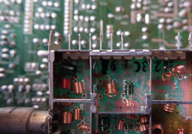 Basılı devre kartındaki elektronik hava çekirdeği indüktörleri. Renkli sarmal bakır tel Seçili odak.