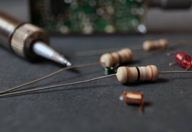 Elektronik çalışma tezgahı. Elektrik direncine odaklanmış.