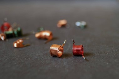 Dış yüzeyleri boyanmış bakır bobinler. Elektrik devrelerinde kullanılan bakır sargılar.