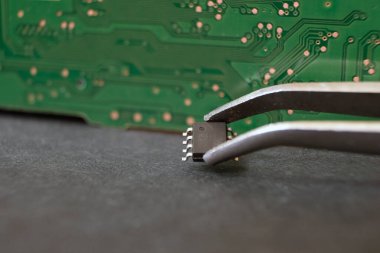 Yarı iletken materyallerle çalışıyorum. Modern elektronik ve teknoloji. 8-pin entegre devreye odaklanmış.