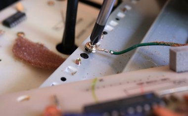 Elektronik aygıtta topraklama kablosu kurulumu.