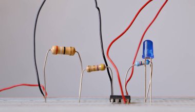 Elektronik deneyler veya prototip projeler. Elektronik ve elektrik bileşenleri kullanan bilim projeleri. 