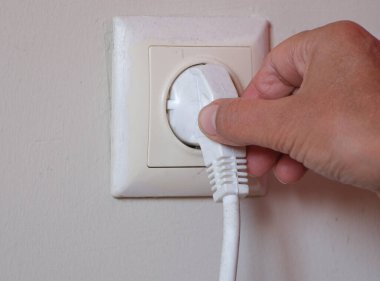 Duvarda elektrik prizi var. Elektrikli aletlerin kullanımı.