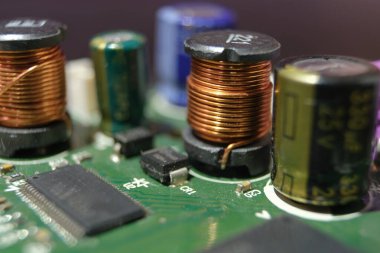 Teknolojide bakır madenleri kullanılıyor. Yüksek teknolojili elektronik cihazda bakır bobin.