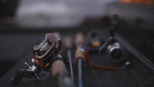 Halászbotok Halászfelszerelések Vízéhez Közeli Dokkban — Stock videók