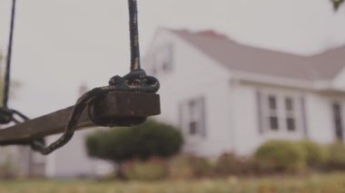 Yalnız çocuklar oyun alanında sallanırlar.