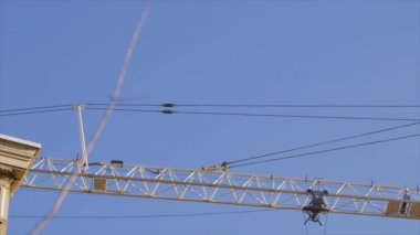 İnşaat alanındaki vinç ağır nesneleri kaldırıyor