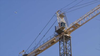 İnşaat alanındaki vinç ağır nesneleri kaldırıyor