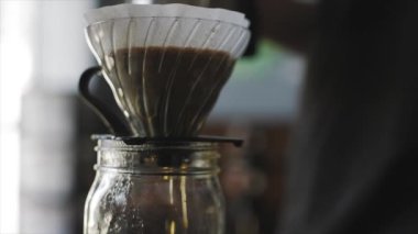 Kahve fincandan damlıyor barista kahve yaparken fincana.