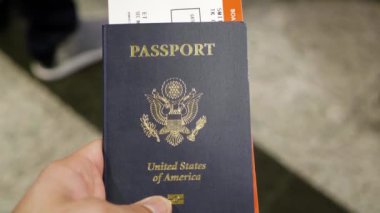 Amerikan pasaportlu Afrikalı Amerikalı bir adam.