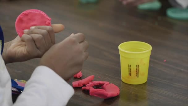 Sanat Sınıfında Çocuk Kille Oynuyor Heykel Yapıyor — Stok video