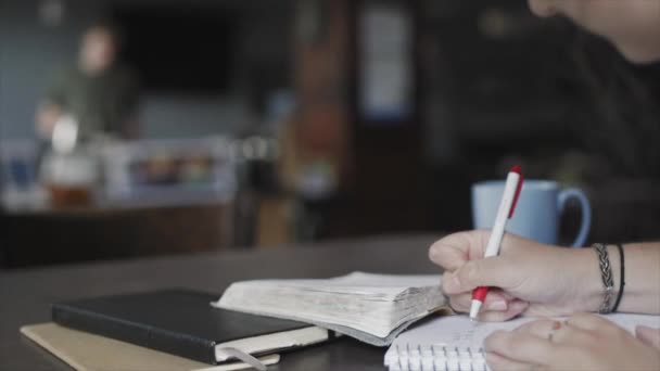 Kvinnan Skriver Dagbok Vid Ett Kafébord — Stockvideo