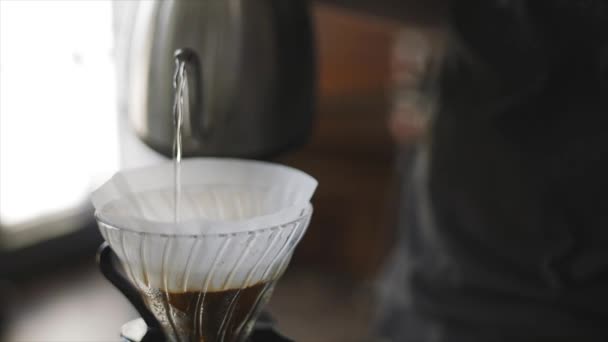 Barista Kahve Filtresine Dolduruyor — Stok video