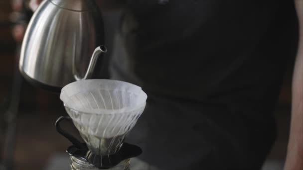 バリスタはコーヒーフィルターに水を注ぐ — ストック動画