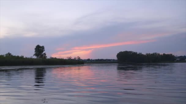 Zlatý Západ Slunce Nad Jezerem Parku Lodi Vodě — Stock video