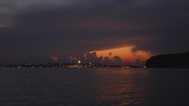 Madison Wisconsin Skyline Met Storm Bewolking Bekeken Van Een Meer — Stockvideo