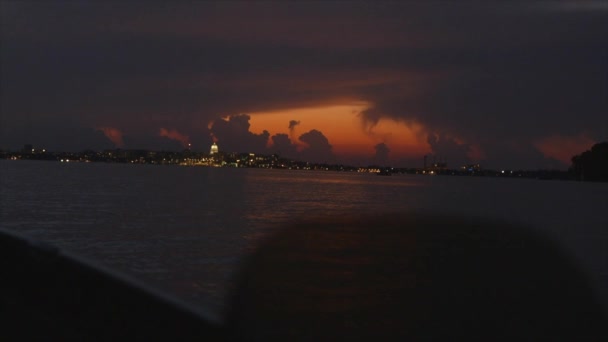 Madison Wisconsin Skyline Mit Gewitterwolken Bei Sonnenuntergang Von Einem See — Stockvideo
