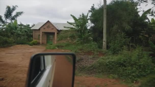 Kilátás Mozgó Autó Utas Oldalán Afrikai Földút Erdőben Téglaházak — Stock videók