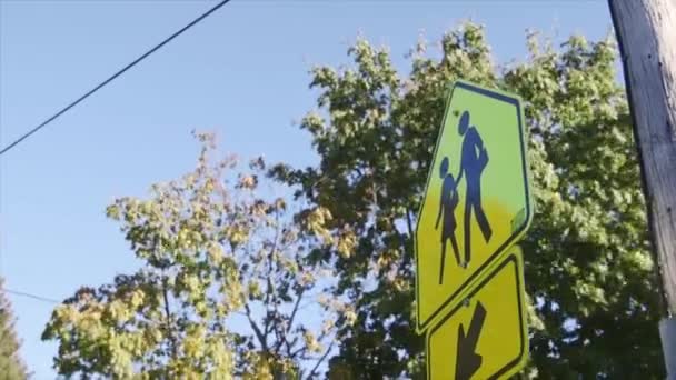 行人安全的黄色人行横道标志 — 图库视频影像