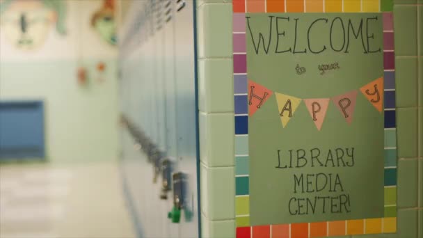 学校媒体中心图书馆欢迎牌 — 图库视频影像