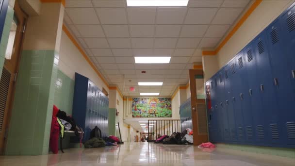 バックパックとロッカー付きの学校の廊下 — ストック動画