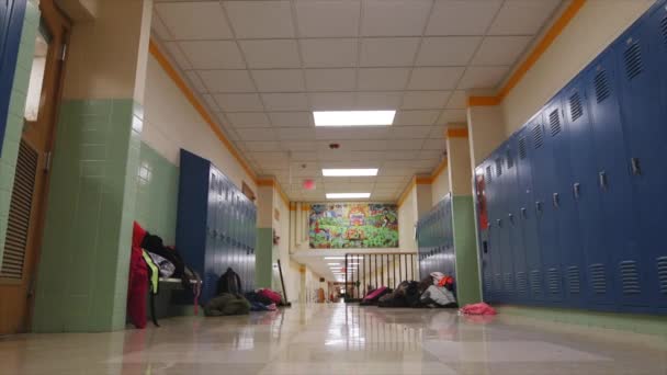 Sırt Çantalı Dolaplı Okul Koridoru — Stok video