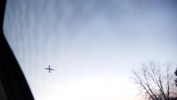 Вид Пассажирского Самолета Вылетающего Окна Автомобиля — стоковое видео